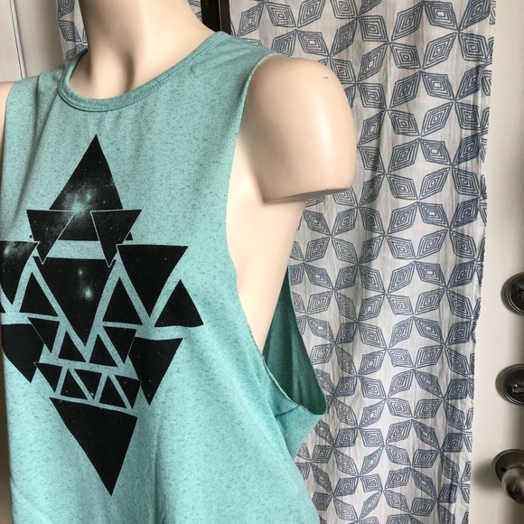 🌼Triangle Print tank• - Picture 4 of 5